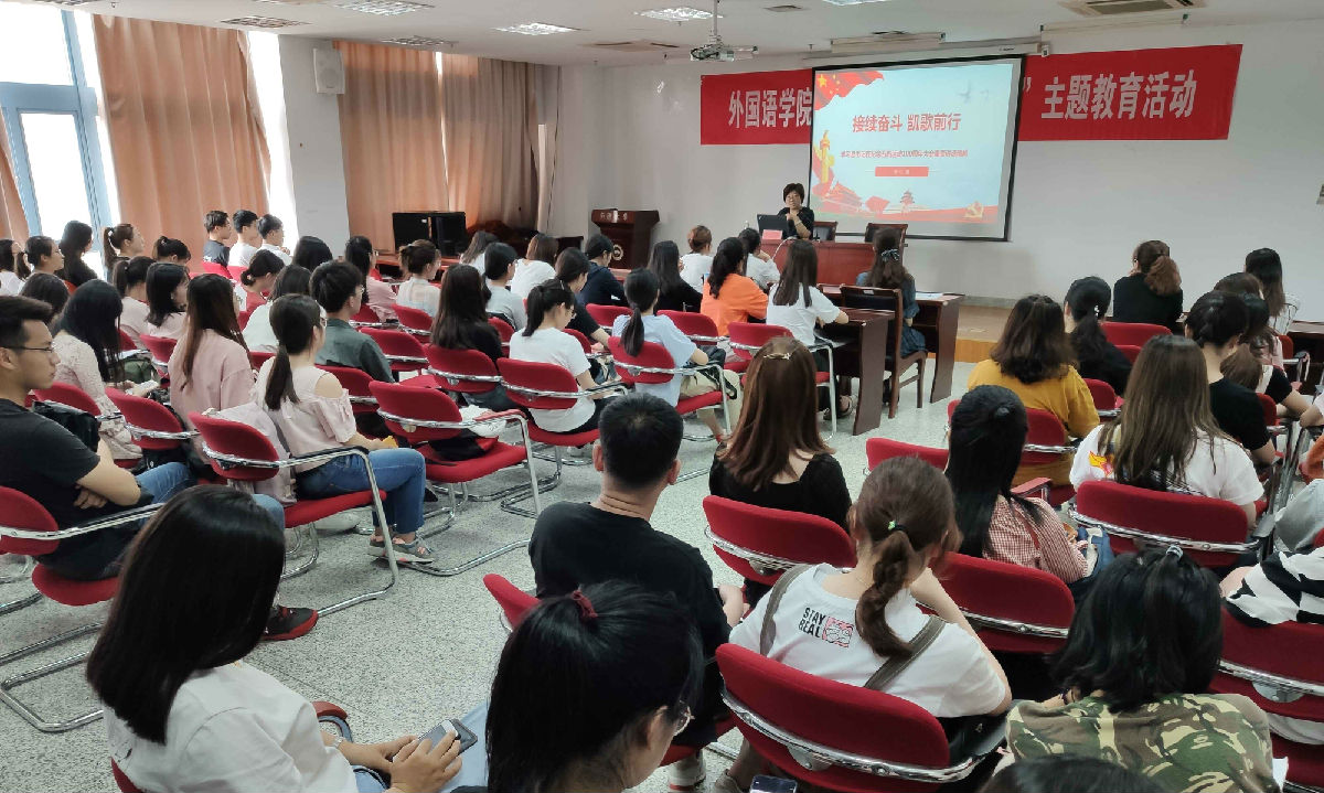 朱小娟给员工上党课.jpg