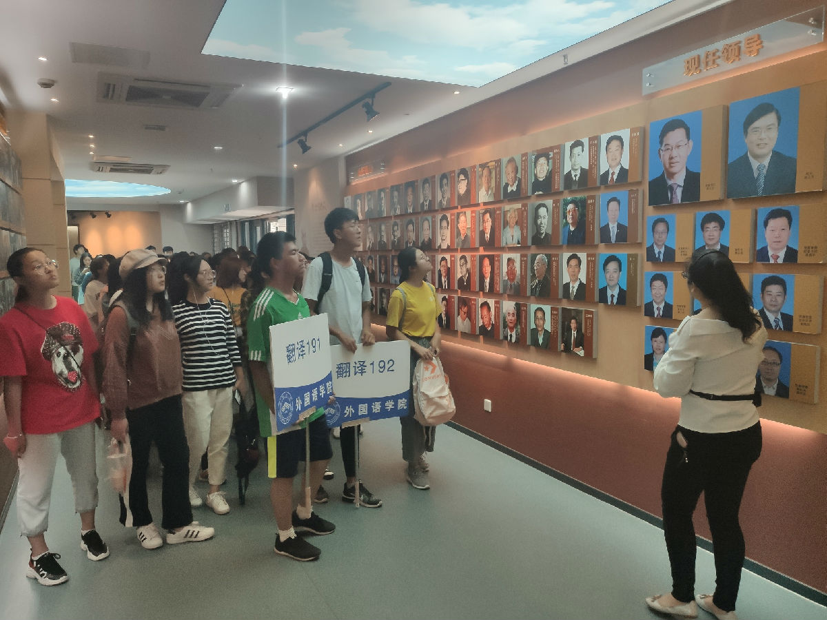 best365组织2019级新生参观校史馆和张謇教育史馆.jpg